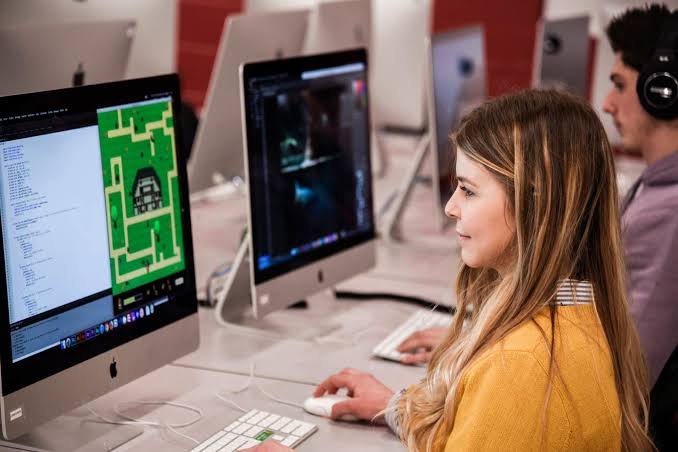 etudiant en formation technicien specialise developpement multimedia